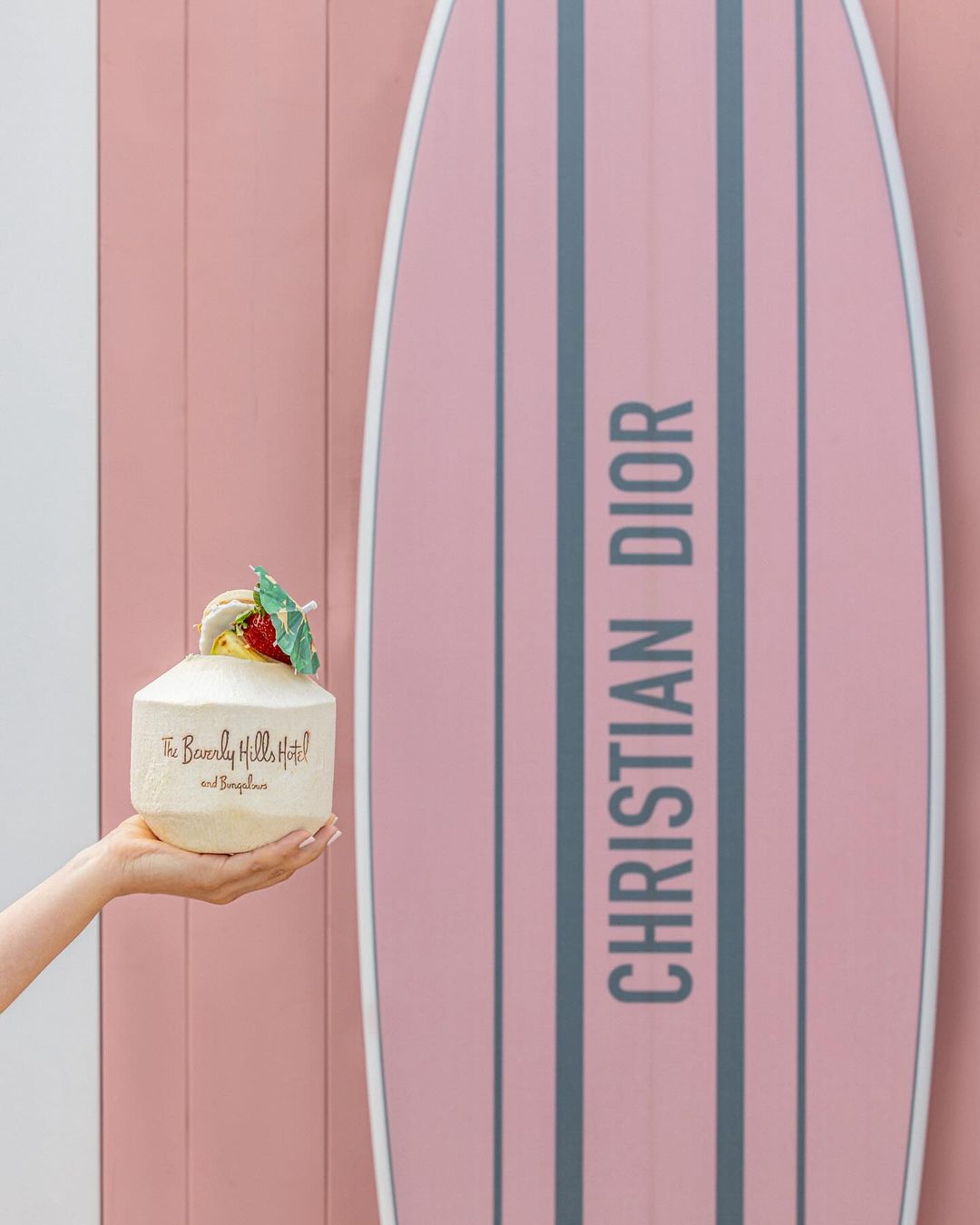 Dior transforma piscina do Beverly Hills Hotel em paraíso mediterrâneo