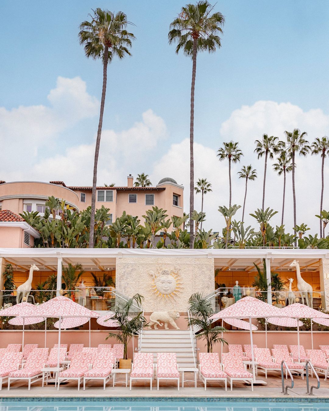 Dior transforma piscina do Beverly Hills Hotel em paraíso mediterrâneo