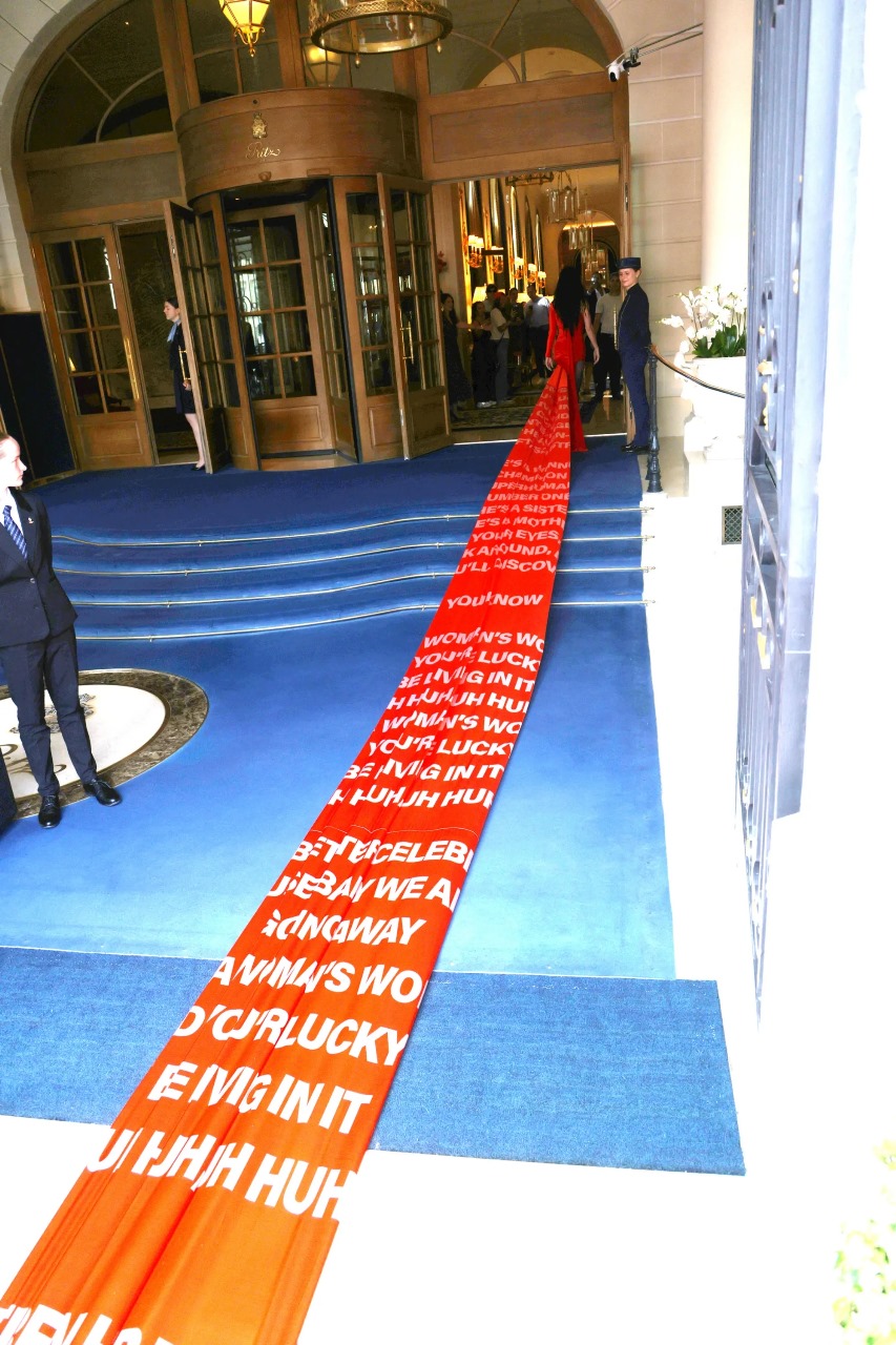 Katy Perry usa vestido Balenciaga com Letra de Nova Música