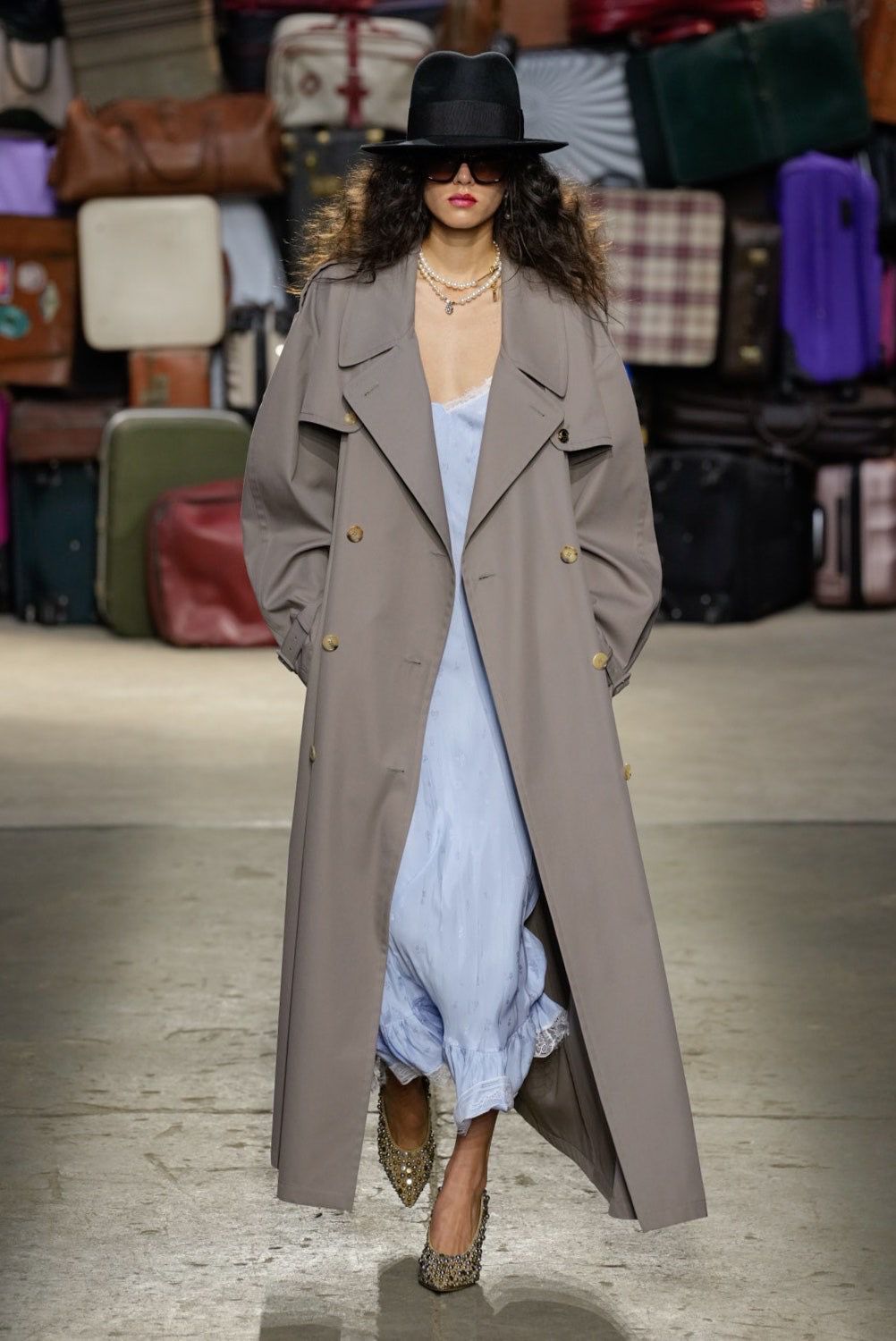 Milan Fashion Week 2025: A Nova Era da Moschino com Adrian Appiolaza