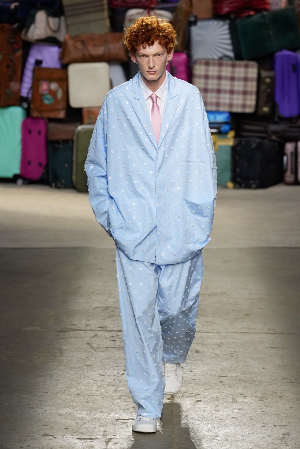 Milan Fashion Week 2025: A Nova Era da Moschino com Adrian Appiolaza
