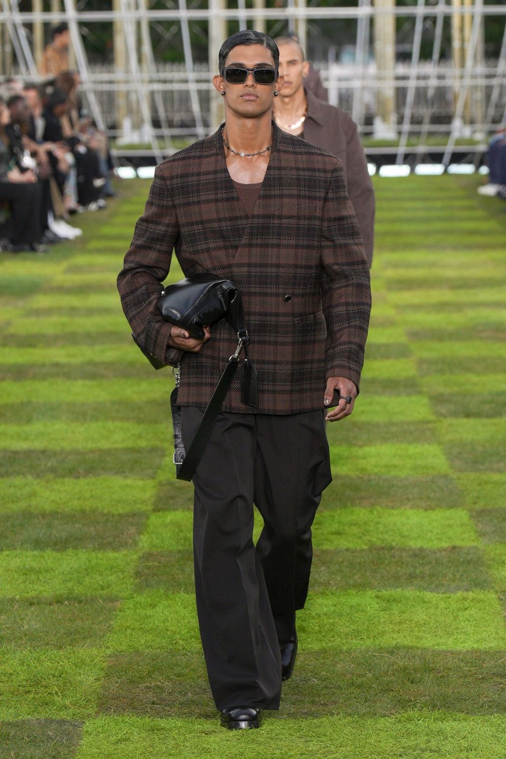 Paris Fashion Week 2025: Pharrell Williams Eleva Louis Vuitton com Coleção Elegante e Versátil