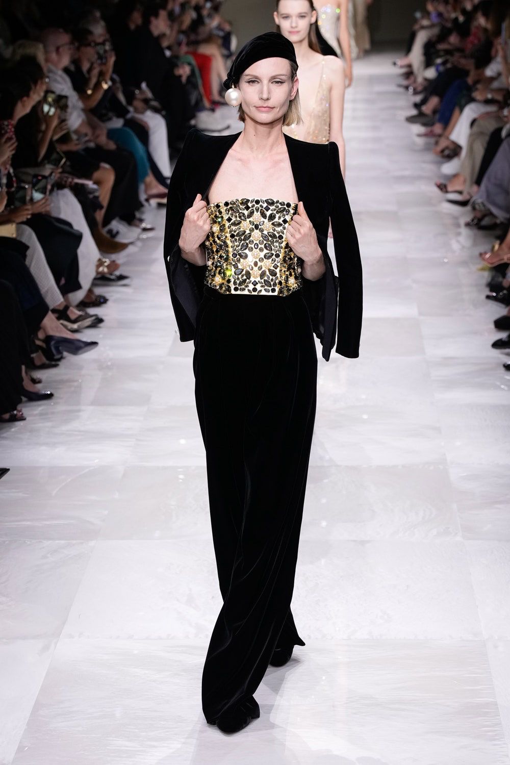 Paris Haute Couture: Giorgio Armani Privé mostra Elegância e Identidade na Alta Costura