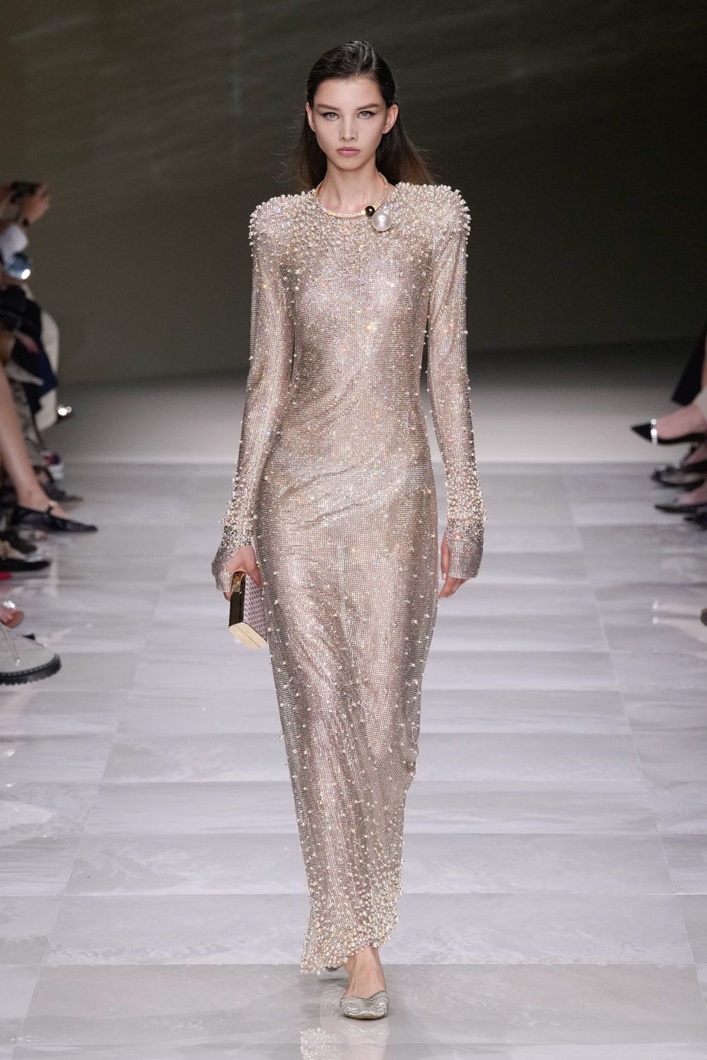 Paris Haute Couture: Giorgio Armani Privé mostra Elegância e Identidade na Alta Costura
