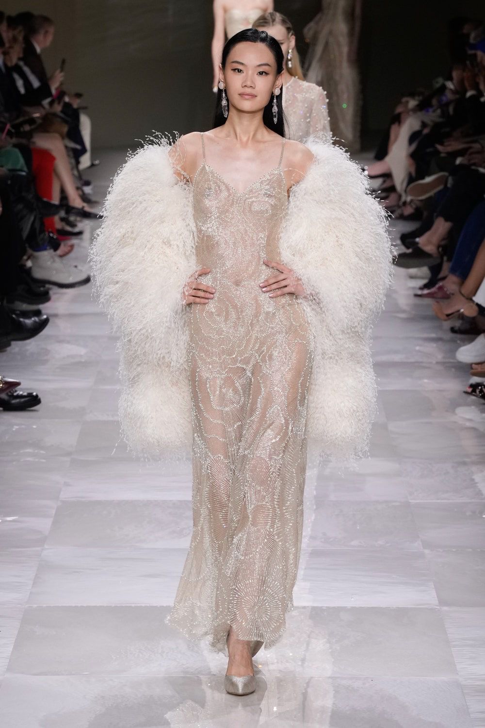 Paris Haute Couture: Giorgio Armani Privé mostra Elegância e Identidade na Alta Costura