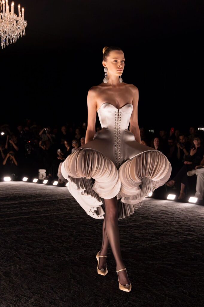 Paris Haute Couture: Schiaparelli e a Coleção Fênix de Daniel Rosenberry