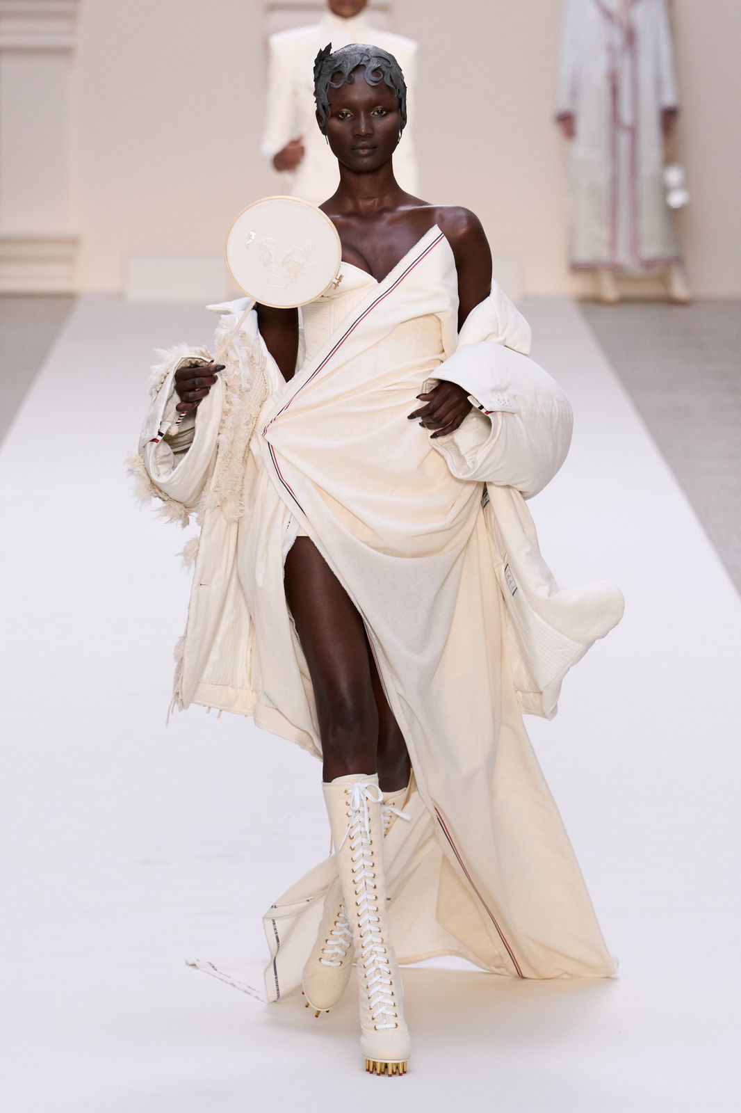 Paris Haute Couture: Thom Browne explora o lúdico e futurista em sua coleção