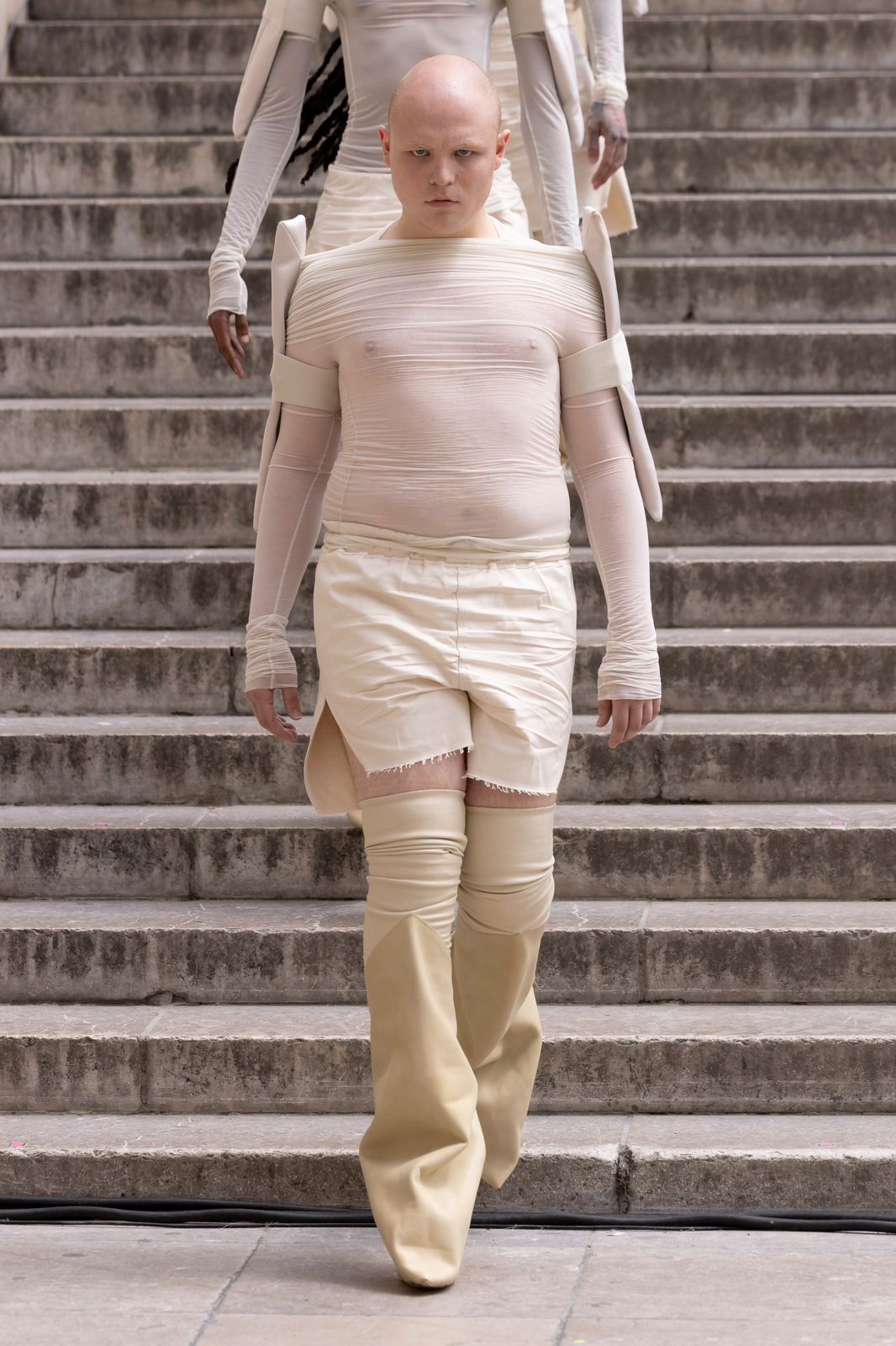 Rick Owens na Paris Fashion Week 2025: Minimalismo Futurista e Estética Distópica