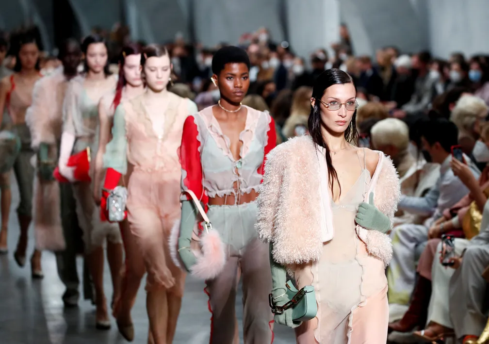 Semana de Moda de Milão: Início da Temporada Verão 2025 com Grandes Estreias e Retornos