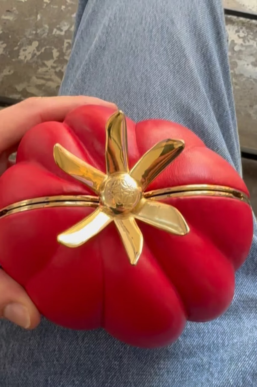 Tomate viral vira bolsa na LOEWE: meme se transforma em acessório fashion