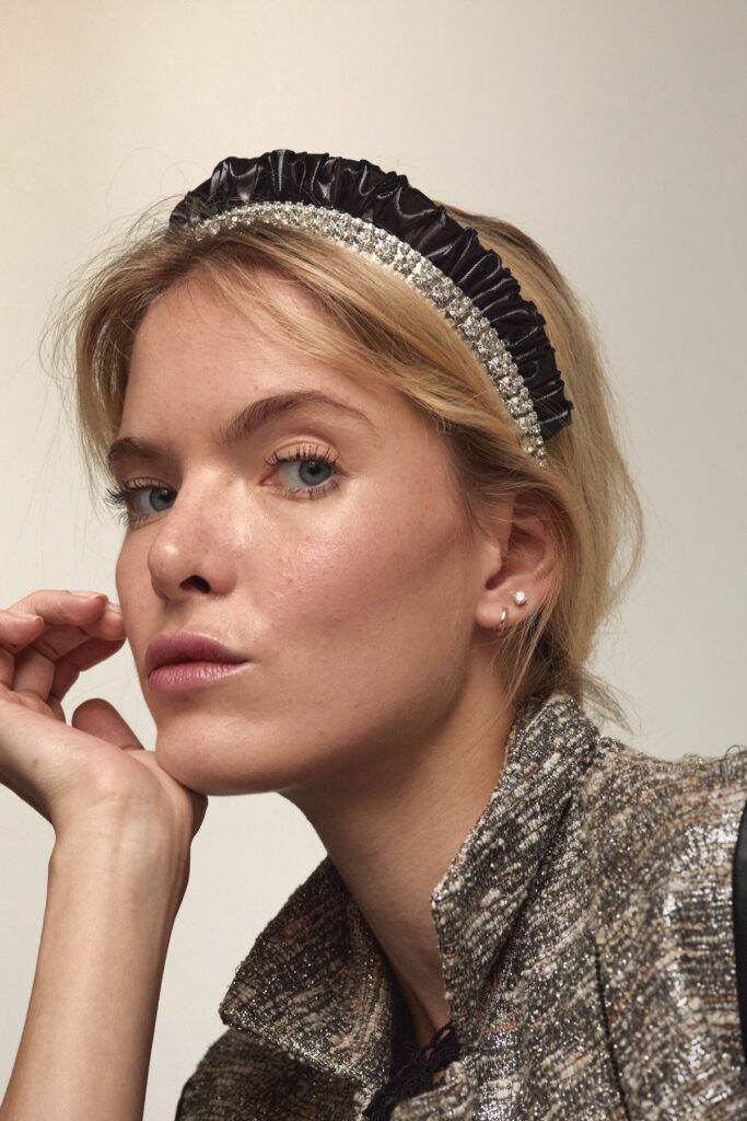 Tiaras de cabelo é um acessório essencial; confira dicas para incrementar seus looks