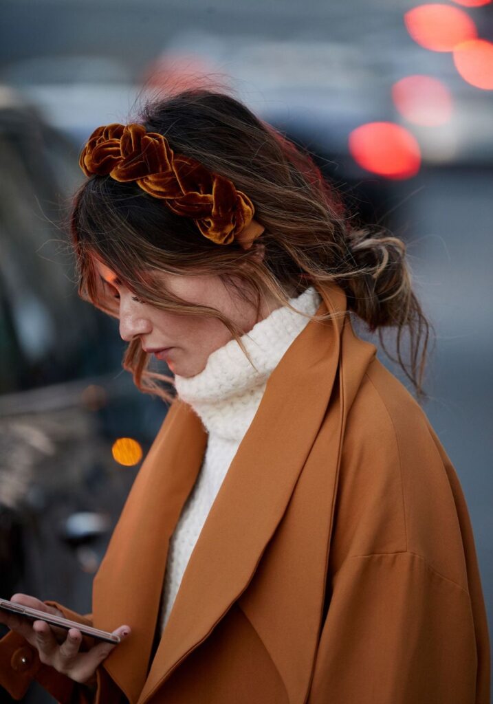 Tiaras de cabelo é um acessório essencial; confira dicas para incrementar seus looks