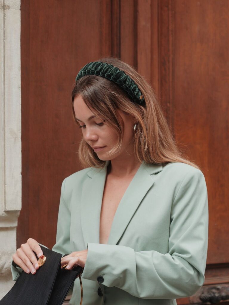 Tiaras de cabelo é um acessório essencial; confira dicas para incrementar seus looks