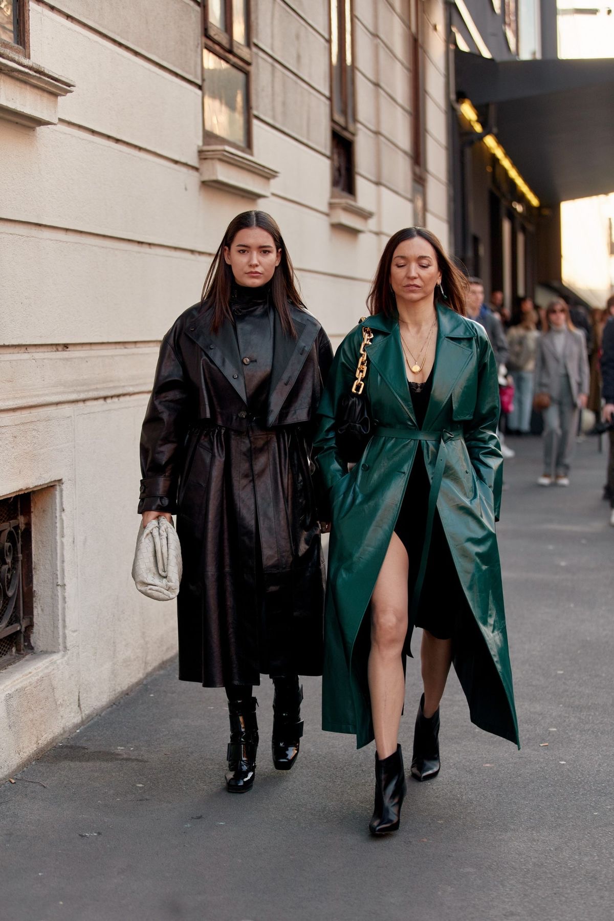 Trench Coat é uma peça indispensável no guarda-roupa nessa estação; saiba como usar