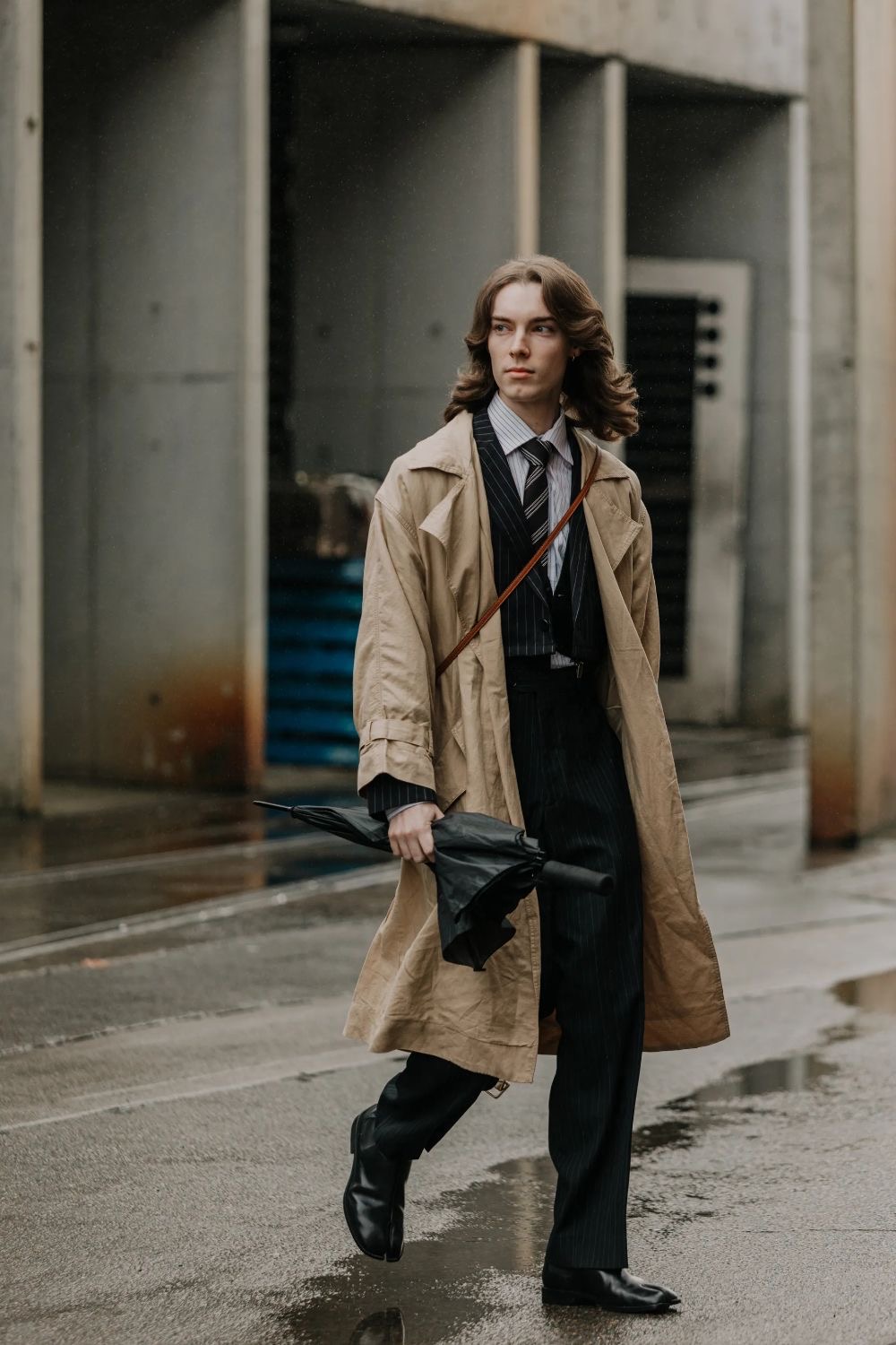 Trench Coat é uma peça indispensável no guarda-roupa nessa estação; saiba como usar