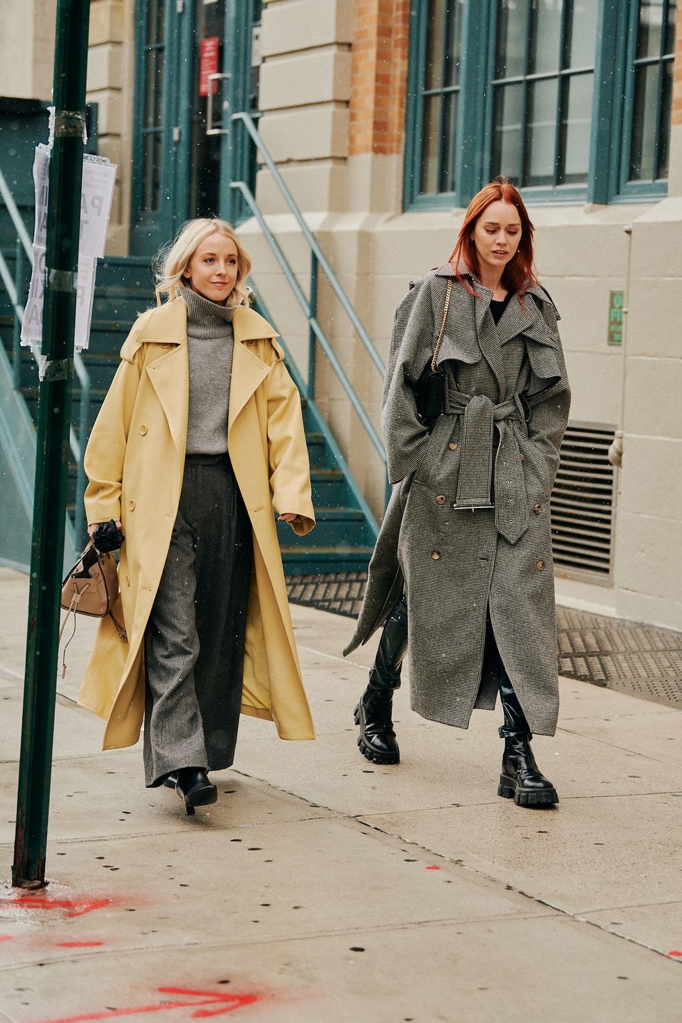 Trench Coat é uma peça indispensável no guarda-roupa nessa estação; saiba como usar