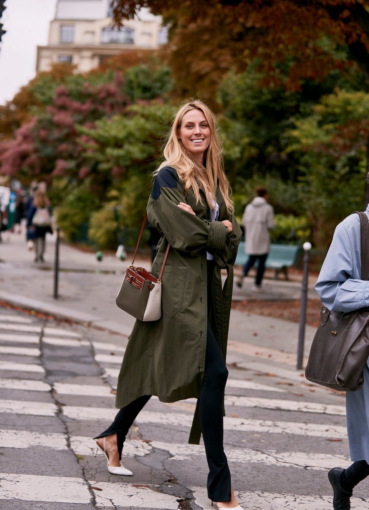 Trench Coat é uma peça indispensável no guarda-roupa nessa estação; saiba como usar