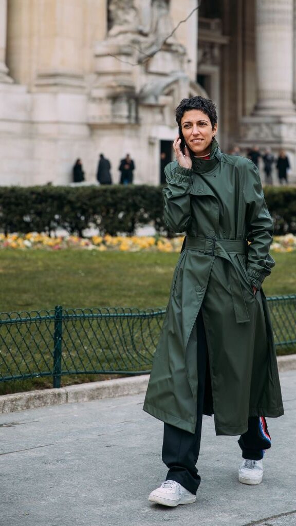 Trench Coat é uma peça indispensável no guarda-roupa nessa estação; saiba como usar