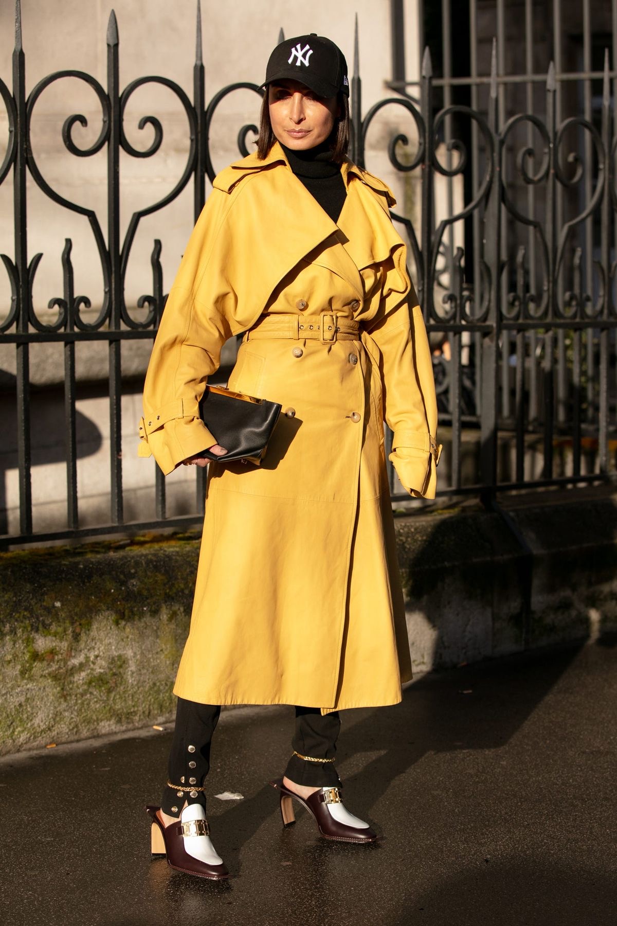 Trench Coat é uma peça indispensável no guarda-roupa nessa estação; saiba como usar