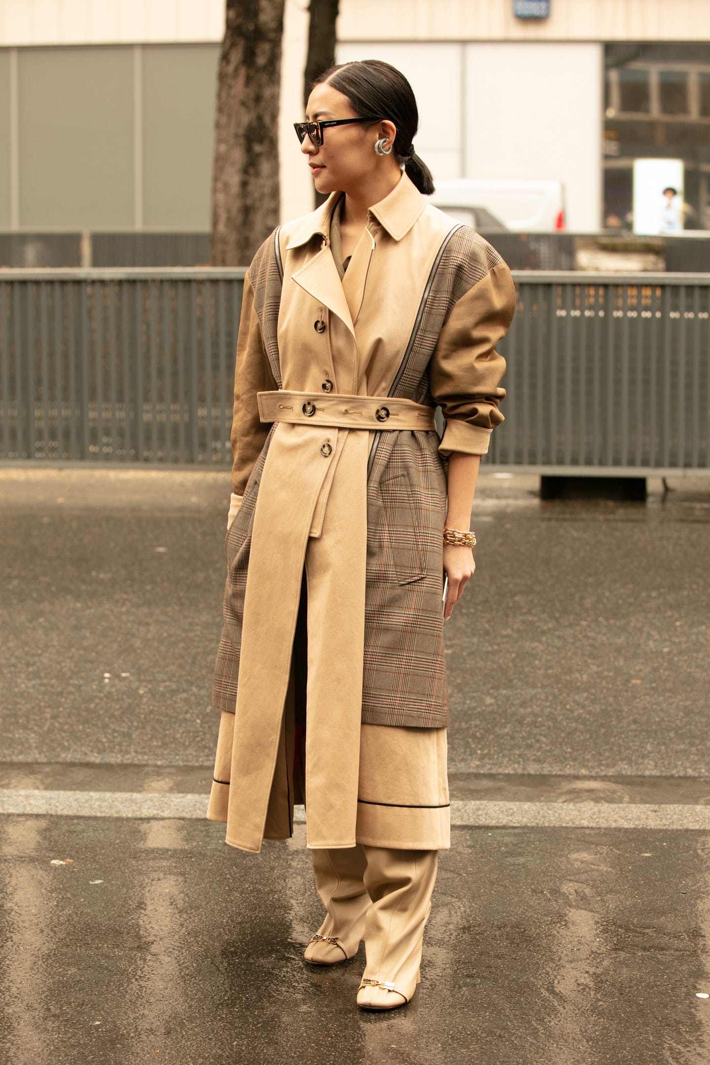 Trench Coat é uma peça indispensável no guarda-roupa nessa estação; saiba como usar