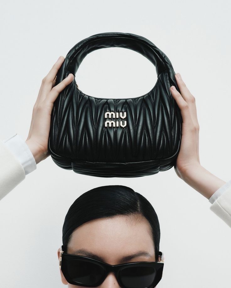 A Bolsa Meia-Lua Está de Volta: A “It Bag” da Temporada