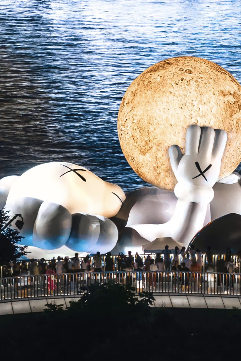 KAWS Ilumina o Céu de Xangai com Nova Escultura Monumental
