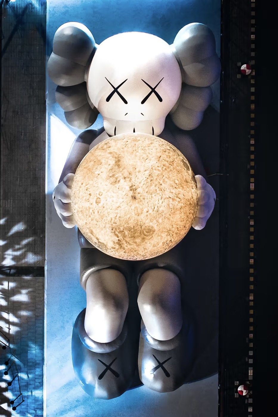 KAWS Ilumina o Céu de Xangai com Nova Escultura Monumental