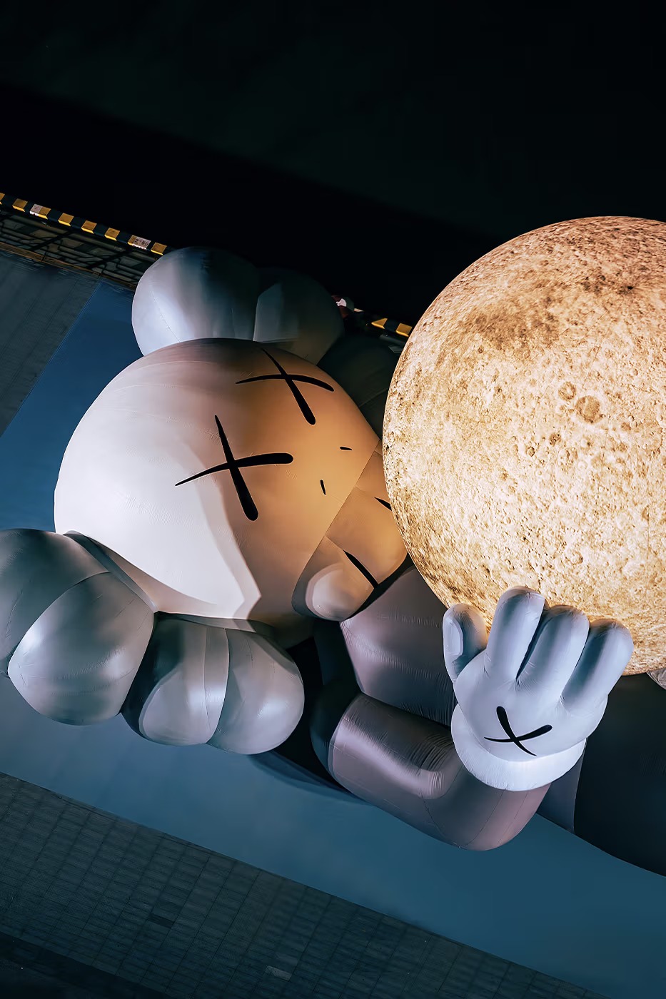 KAWS Ilumina o Céu de Xangai com Nova Escultura Monumental