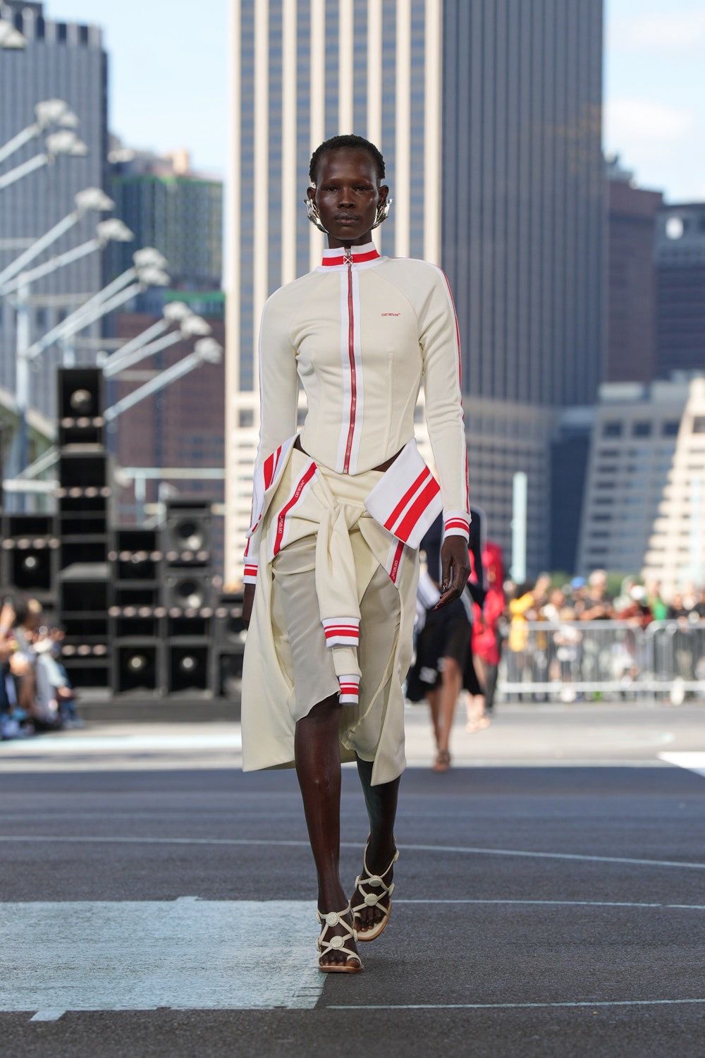 New York Fashion Week: Off-White Apresenta Moda Sexy e Urbana para o Verão 2025
