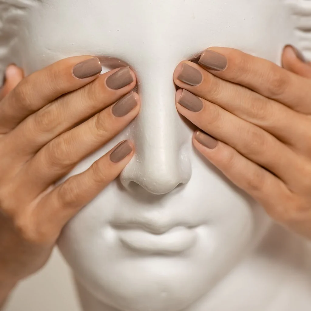 inspiração de unhas mocha mousse, a cor pantone 2025.