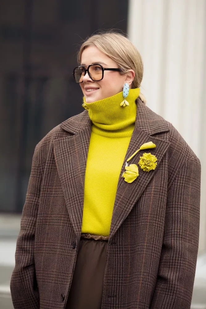 Broche é Tendência: O Acessório que Voltou Cheio de Estilo e Personalidade