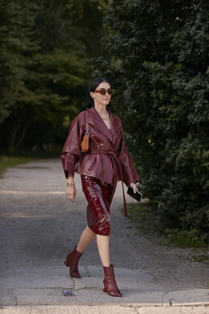 Look Burgundy: A Cor que segue Dominando os Looks de 2025
