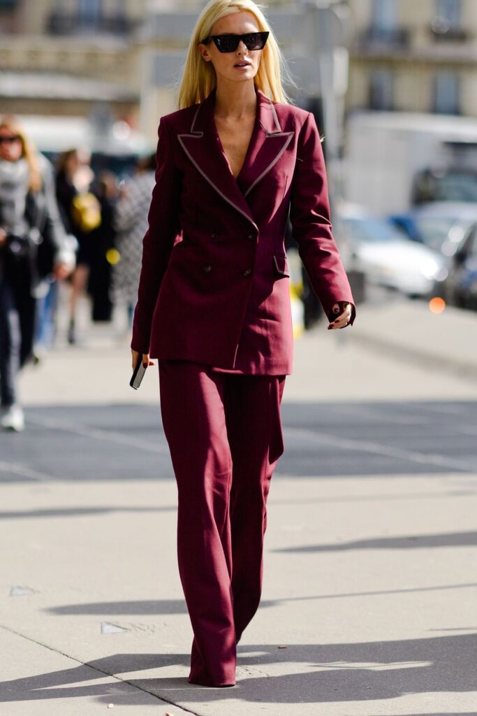 Look Burgundy: A Cor que segue Dominando os Looks de 2025