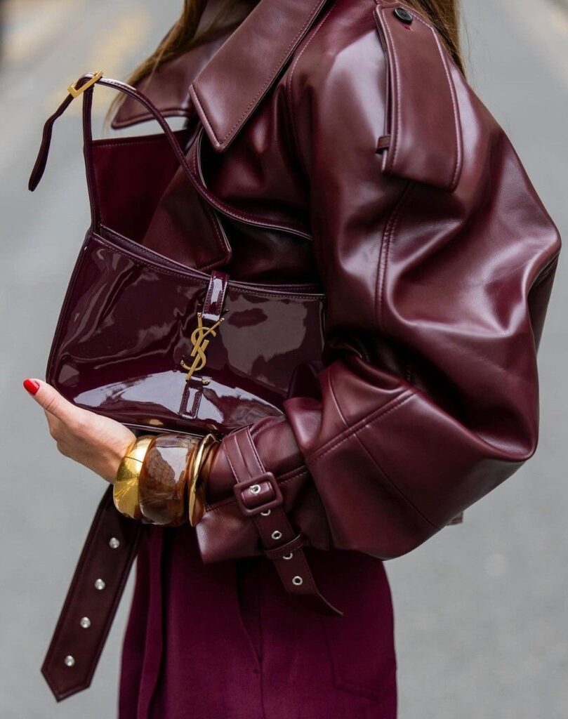 Look Burgundy: A Cor que segue Dominando os Looks de 2025