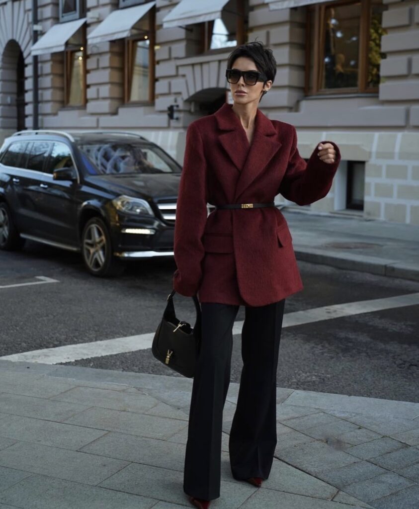Look Burgundy: A Cor que segue Dominando os Looks de 2025