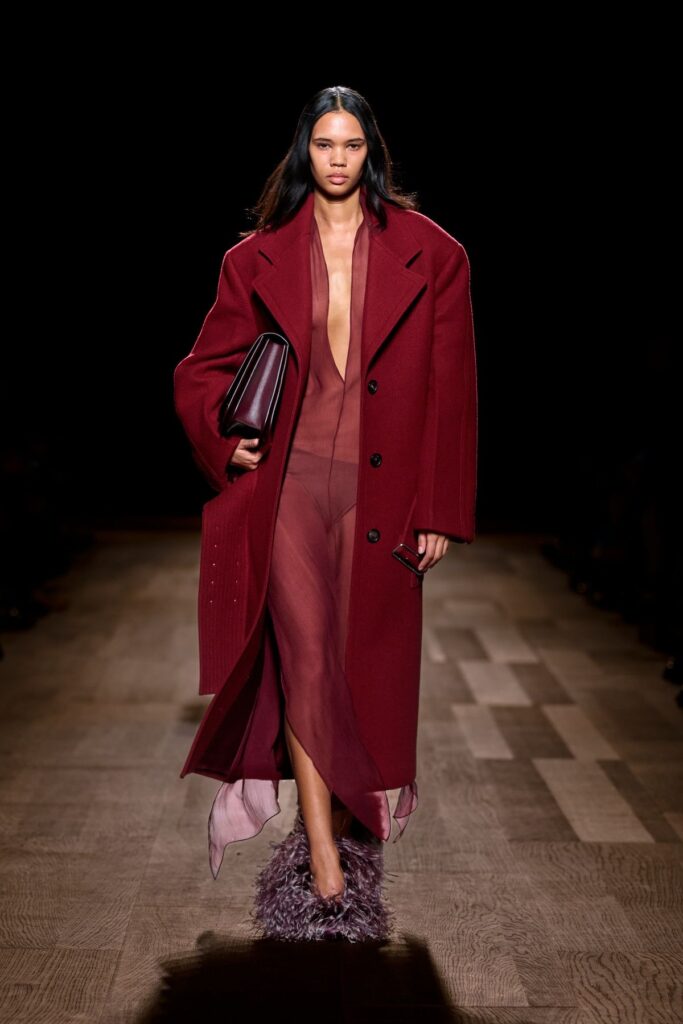 Look Burgundy: A Cor que segue Dominando os Looks de 2025