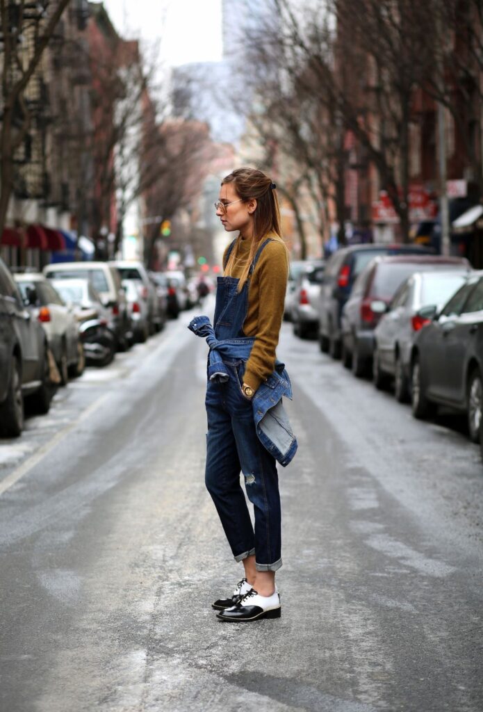 Tendência do Macacão Jardineira e o seu Retorno ao Street Style