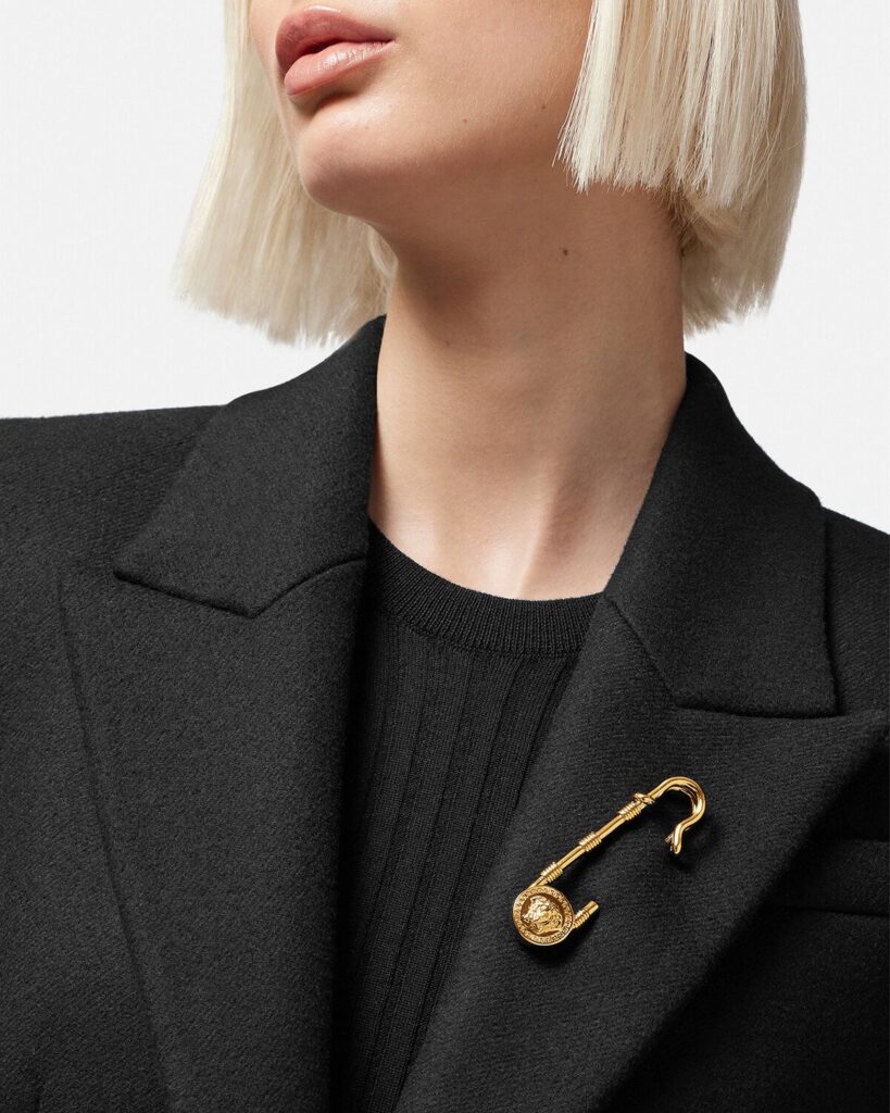 Broche é Tendência: O Acessório que Voltou Cheio de Estilo e Personalidade