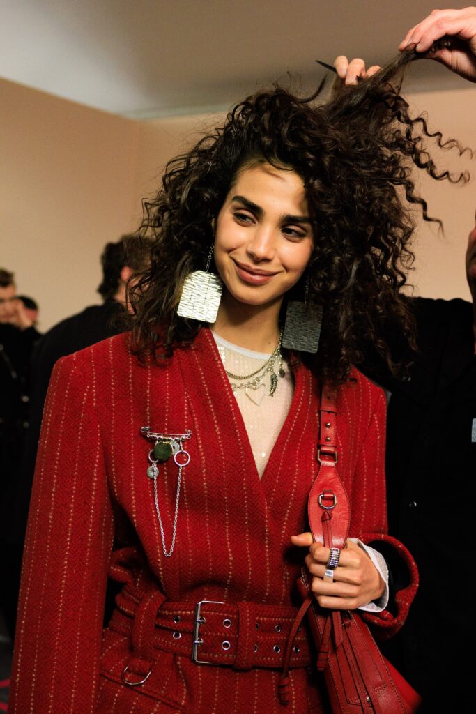 Broche é Tendência: O Acessório que Voltou Cheio de Estilo e Personalidade