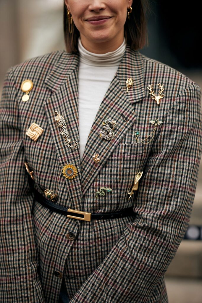 Broche é Tendência: O Acessório que Voltou Cheio de Estilo e Personalidade