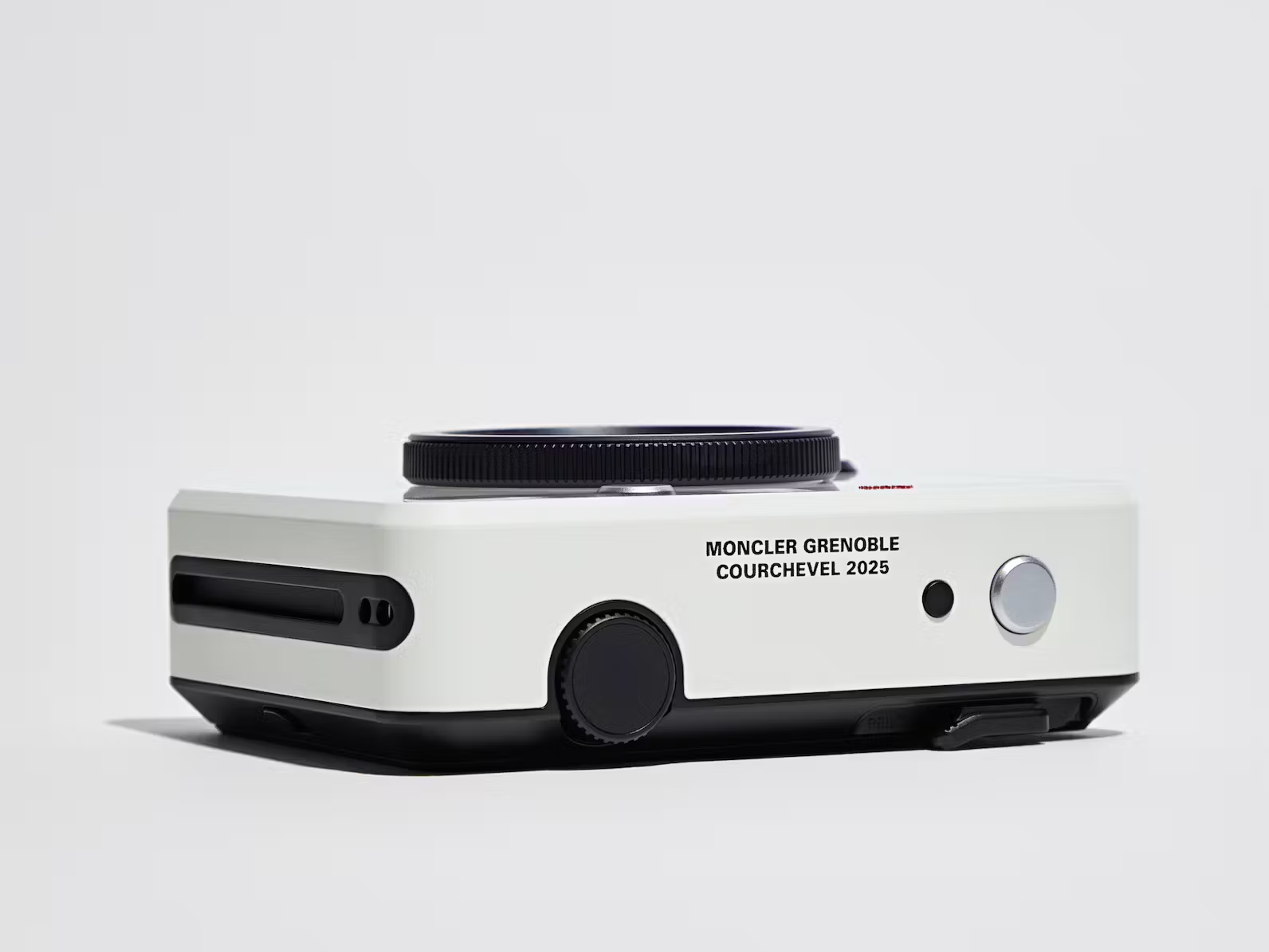 Um encontro da moda com a fotografia: Moncler x Leica a camera digital