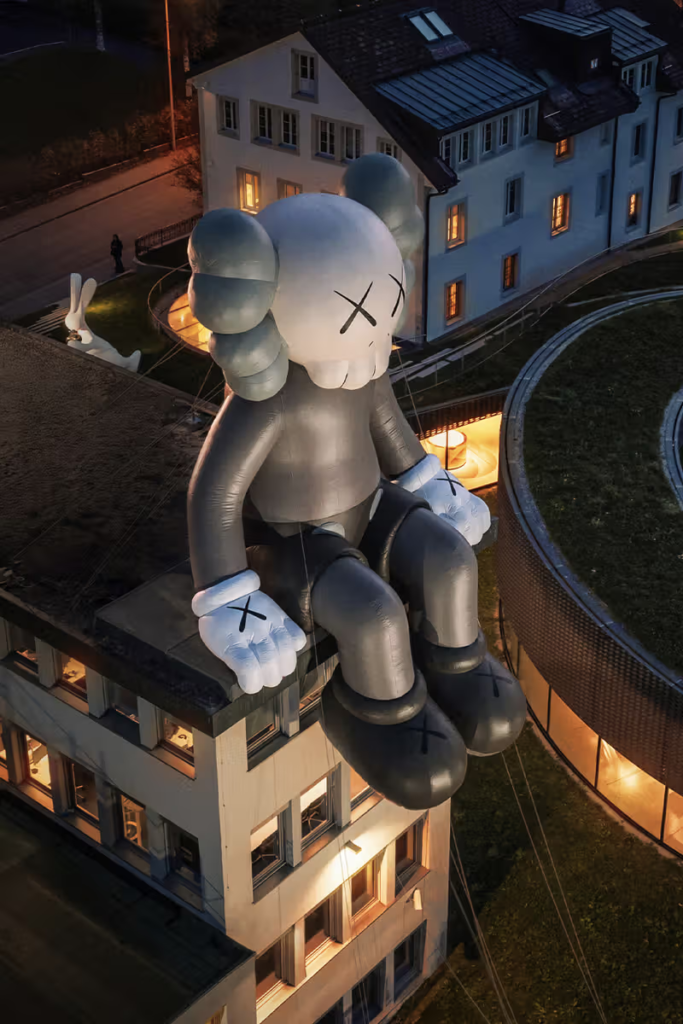 ‘KAWS:HOLIDAY’ Chega à Tailândia para Sua 13ª Parada Global