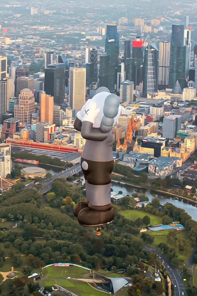 ‘KAWS:HOLIDAY’ Chega à Tailândia para Sua 13ª Parada Global