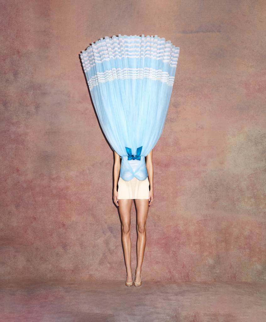 "Late Stage Capitalism Waltz Haute Couture", primavera/verão 2023, Viktor & Rolf. Desfilado por Eva Bus. Fotografado por Marijke Aerden.