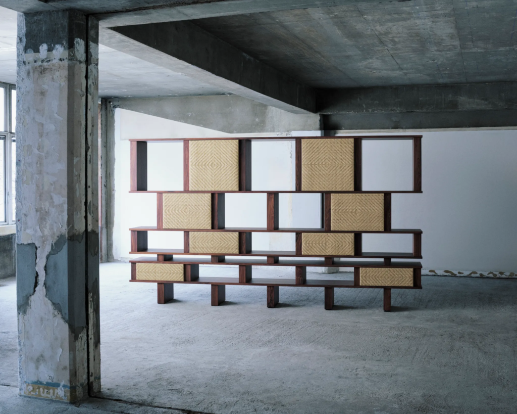 Estante “Rio de Janeiro” por Charlotte Perriand | Foto: Cortsei da Saint Laurent