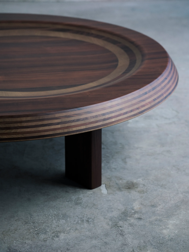 Mesa “Mille-feuilles” por Charlotte Perriand | Foto: Cortsei da Saint Laurent