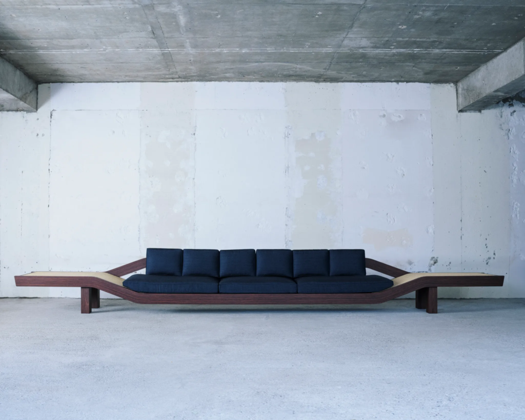Sofá para a Residência do Embaixador Japonês por Charlotte Perriand | Foto: Cortsei da Saint Laurent