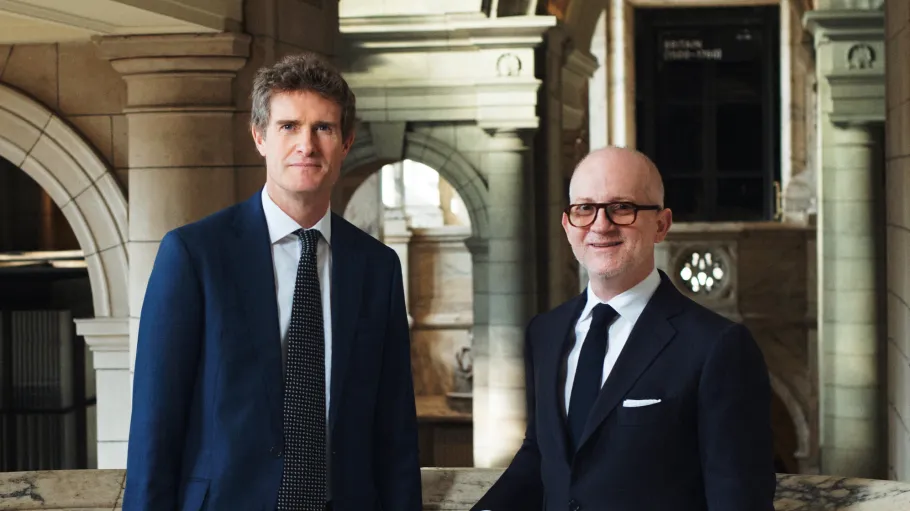 Tristram Hunt, Diretor da V&A, e Joshua Schulman, CEO da Burberry