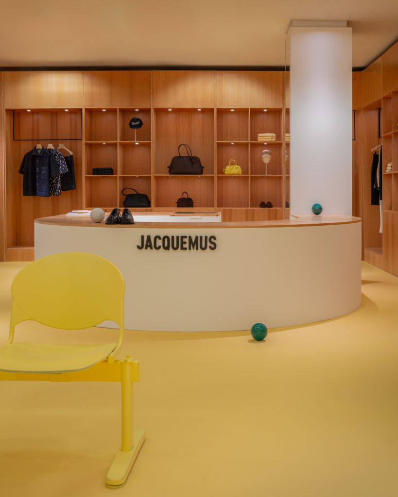 Jacquemus e Neiman Marcus lançam experiência imersiva de boliche na loja NorthPark, em Dallas