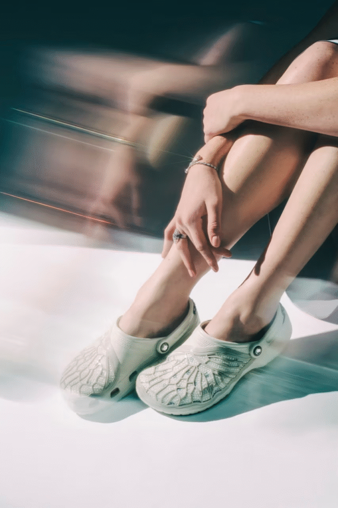 Crocs e Swarovski lançam collab com modelos cravejados de cristais